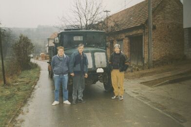 Akvizice Tatry 128 v Lovčicích u Hodonína, 29. 11. 1995. Zleva: Vláďa Miček, Stanislav Monsport, Alois Havel.<br /> 