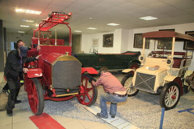 Stěhování hasičského automobilu typu &quot;K&quot; z roku 1910, duben 2021.