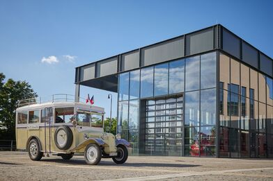 Veterán značky Tatra před Depozitářem Slovenské strely