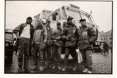 Návrat expedice Živá Afrika, 7.12. 1994, Staroměstské náměstí Praha. Zleva: Hynek Adámek, Vítězslav Strnad, Jiří Sedlář, Petr Kubíček, Rudolf Švaříček a Miroslav Chovanec.